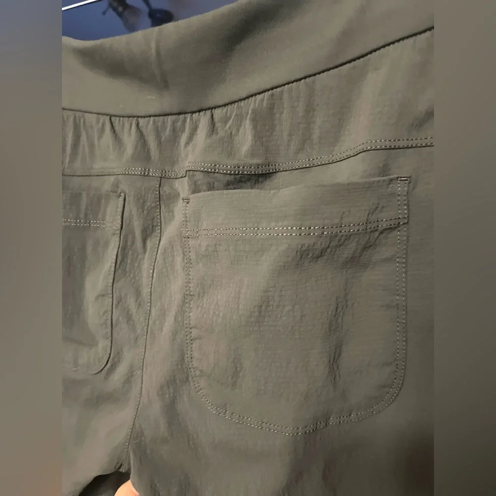 GW 2025 Athleta Sz 4 Women’s Lightweight Shorts w/front & back pockets - Picture 4 of 12